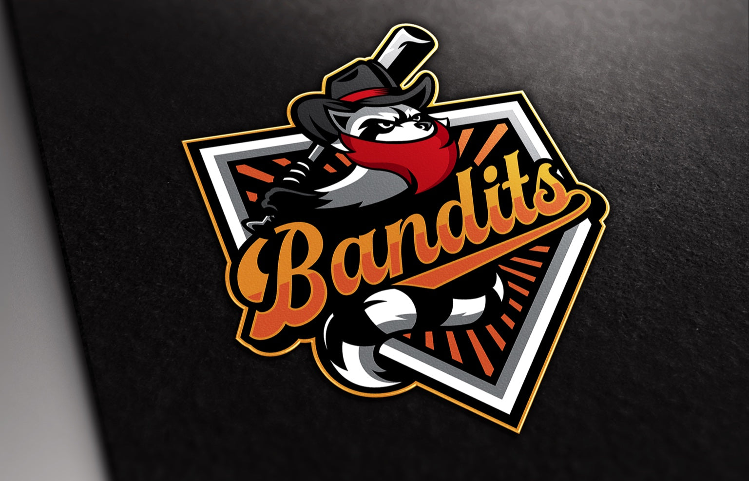 Maskottchen von Bandits Travel Ball mit rotem Halstuch und schwarzem Hut vor schwarzem Hintergrund