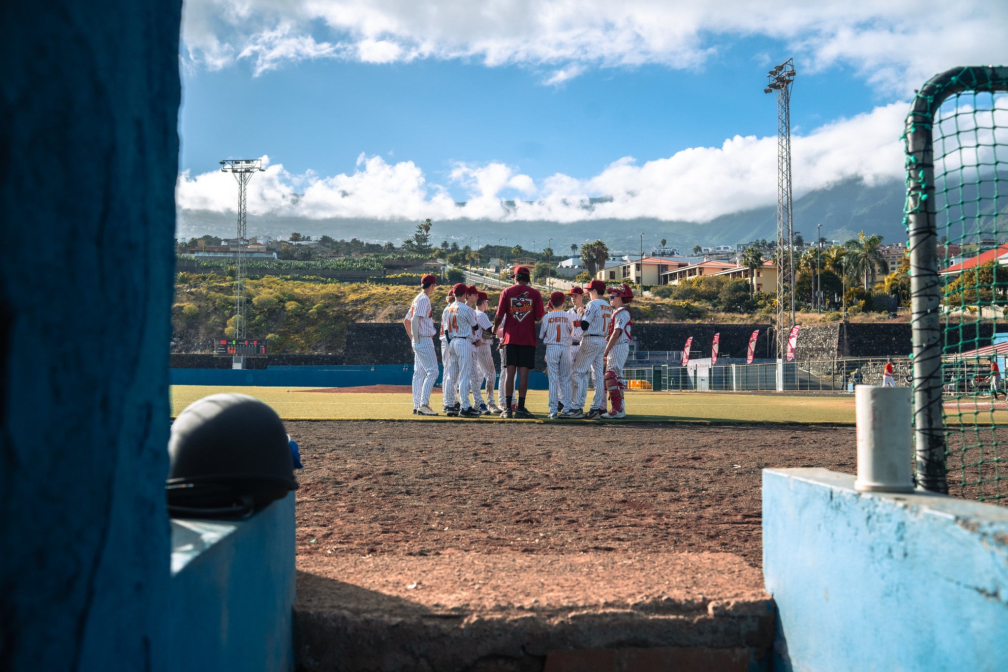 U15-Baseballmannschaft versammelt sich zur kurzen Besprechung während des Spiels